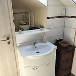Comfy Attic Near The Airport - Full דירה