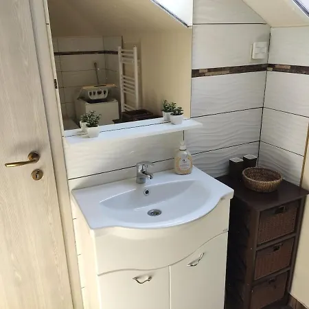Comfy Attic Near The Airport - Full Lejlighed