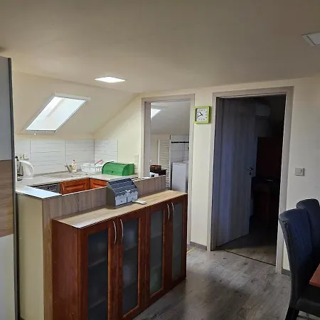 Comfy Attic Near The Airport - Full