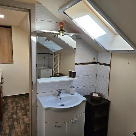Comfy Attic Near The Airport - Full Lejlighed