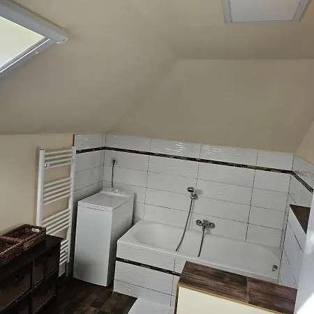 Comfy Attic Near The Airport - Full