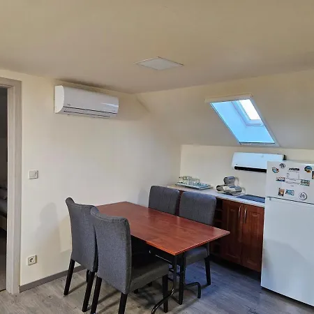 Comfy Attic Near The Airport - Full Apartmán *