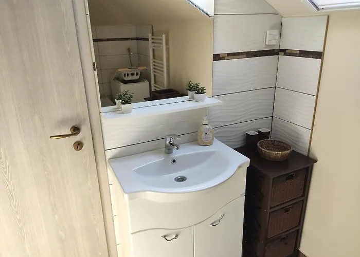 Comfy Attic Near The Airport - Full Apartment