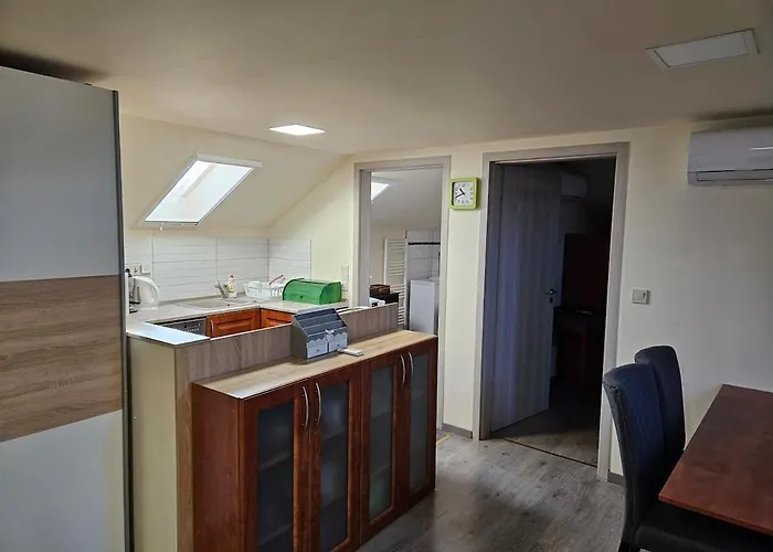 Comfy Attic Near The Airport - Full