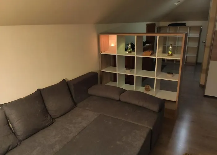 Comfy Attic Near The Airport - Full Apartment *