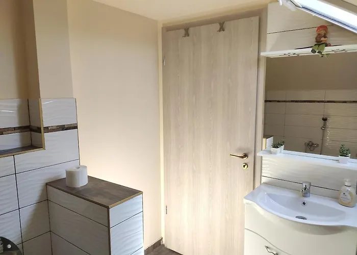 Apartment Comfy Attic Near The Airport - Full *