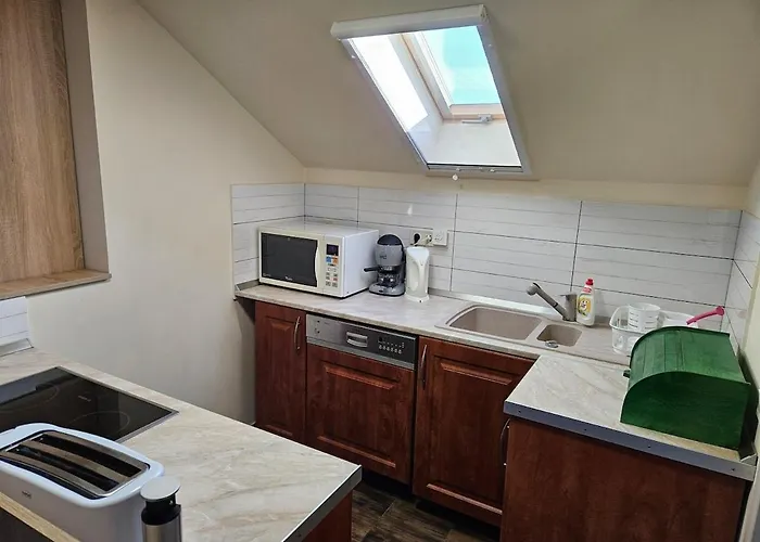 Comfy Attic Near The Airport - Full Apartment